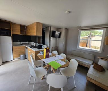 Salon et kitchenette dans le Mobilhome 6 pers 3ch 2SB 2 WC clim lave-vaisselle barbecue sous les pins
