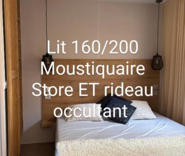 Chambre avec lit 160x200 moustiquaire et store dans le mobilhome 6 pers sous les pins