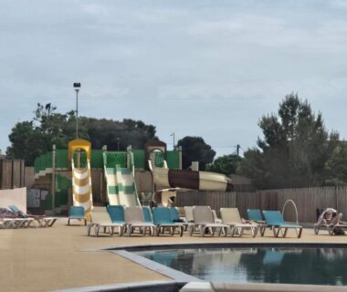 Piscine et toboggans du camping Mobilhome 6 pers 3ch 2SB 2 WC clim lave-vaisselle barbecue sous les pins