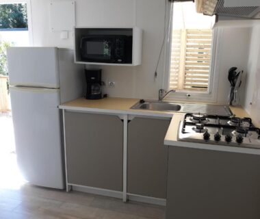 Cuisine équipée dans le Mobilhome 6 pers avec Clim