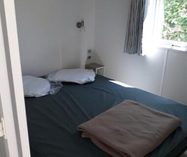 Chambre avec lit double et fenêtre dans le Mobilhome 6 pers avec Clim
