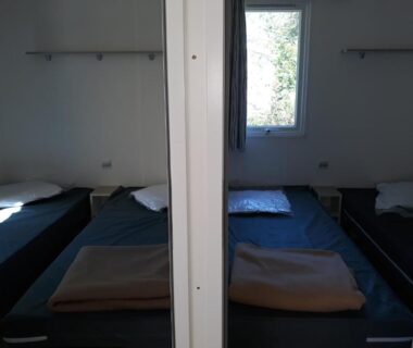 Chambre avec deux lits simples et placard miroir dans le Mobilhome 6 pers avec Clim