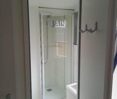 Salle de bains avec douche dans le Mobilhome 6 pers avec Clim