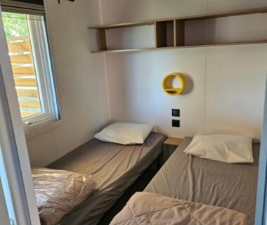 Chambre avec deux lits simples dans le mobilhome 6 personnes camping la falaise