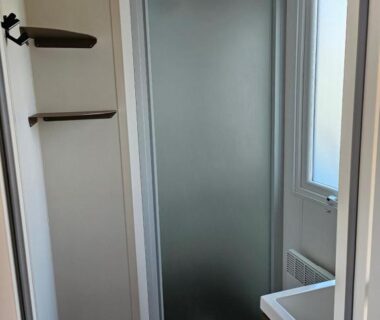 Salle de bain avec cabine de douche et lavabo dans le Mobilhome 6 personnes camping la falaise