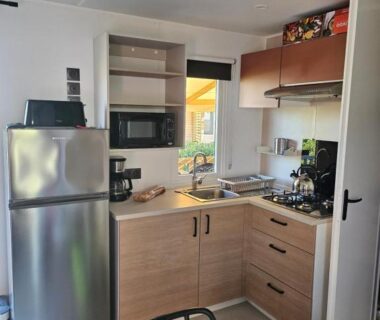 Coin cuisine équipé dans le Mobilhome 6 personnes camping la falaise