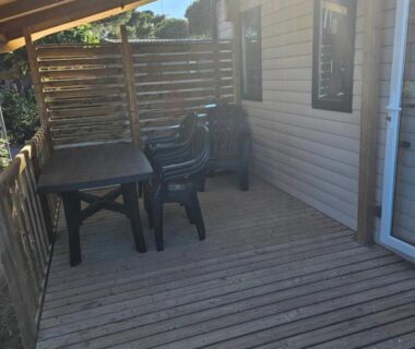 Terrasse avec table et chaises du Mobilhome 6 personnes camping la falaise