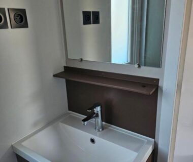 Lavabo et miroir dans le Mobilhome 6 personnes camping la falaise