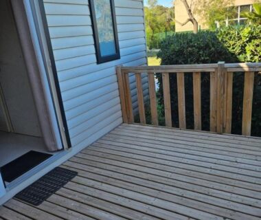 Terrasse en bois devant l'entrée du mobilhome du Mobilhome 6 personnes camping la falaise