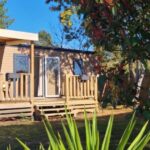 Terrasse en bois devant mobilhome au Mobilhome 6 personnes du camping Les Vignes