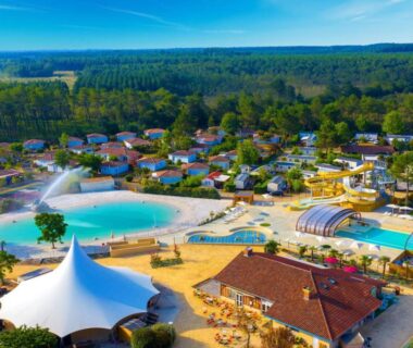 Espace aquatique avec piscines et toboggans au mobilhome du camping Les Vignes