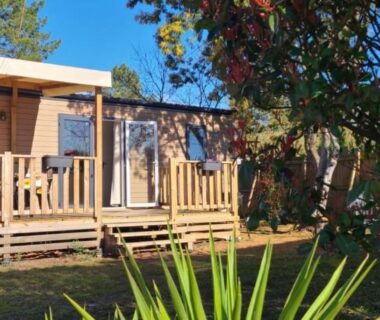 Mobilhome 6 personnes climatisation, TV, lave-vaisselle, 2 salle de bain, 3 chambres au camping Les Vignes à Lit-et-Mixe dans les Landes avec piscine,