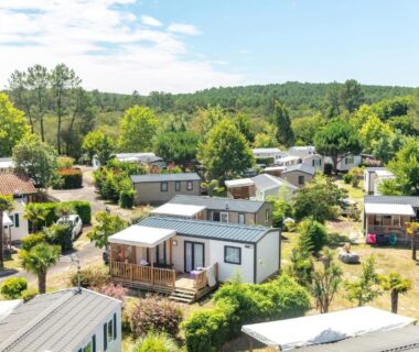 Vue aérienne des mobilhomes dans les Landes au mobilhome 6 personnes du camping Les Vignes