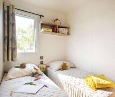 Chambre avec deux lits simples dans le mobilhome au camping Les Vignes à Lit-et-Mixe