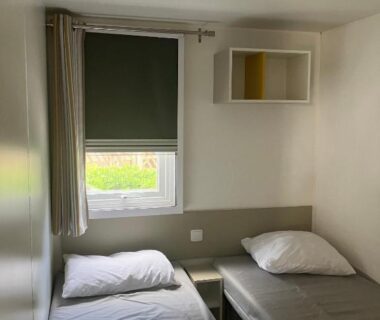 Chambre avec deux lits simples dans le Mobilhome 6 personnes
