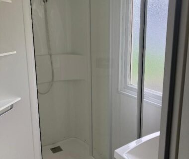 Salle de douche avec cabine et lavabo dans le mobilhome 6 personnes