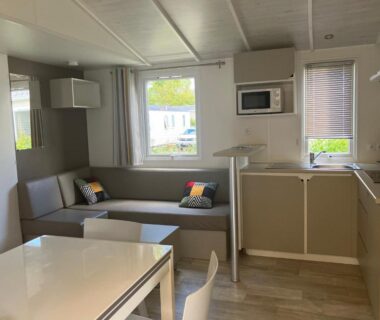 Intérieur avec salon et kitchenette dans le mobilhome 6 personnes