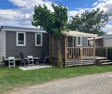 Terrasse en bois avec chaises au mobilhome 6 personnes du camping 4 étoiles Argelès-sur-Mer