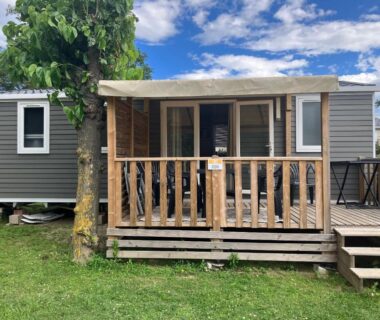 Terrasse en bois avec salon extérieur du Mobilhome 6 personnes