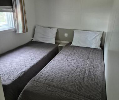 Chambre avec deux lits simples dans le mobilhome 6 personnes