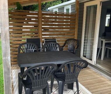 Terrasse couverte avec table et chaises en plastique du mobilhome 6 personnes