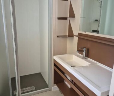 Salle de bains avec douche et lavabo du Mobilhome 6 personnes domaine de la yole