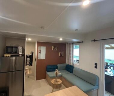 Séjour avec canapé et kitchenette dans le mobilhome 6 personnes domaine de la yole