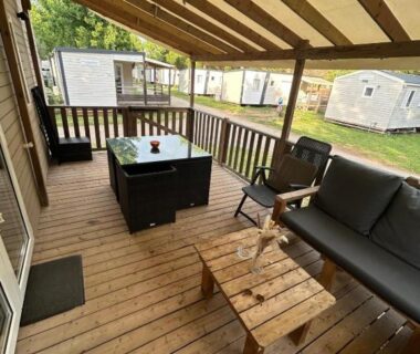 Terrasse couverte avec salon extérieur du Mobilhome 6 personnes domaine de la yole