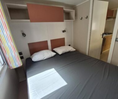 Chambre avec lit double et rangements dans le mobilhome 6 personnes domaine de la yole