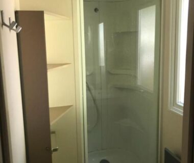 Salle d'eau avec cabine de douche dans le mobilhome 6 place aureilhan