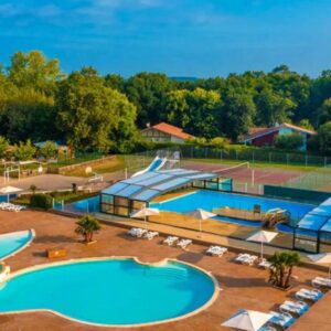 Piscine extérieure avec toboggans et transats au Mobilhome 6 place aureilhan