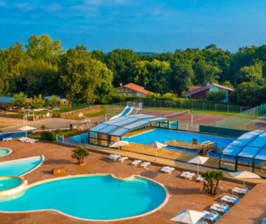 Piscine extérieure avec toboggans et transats au Mobilhome 6 place aureilhan