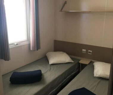 Chambre avec deux lits simples dans le Mobilhome 6 place aureilhan