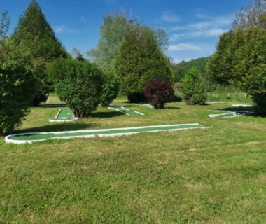 Pelouse avec parcours de mini golf au Mobilhome 6P 3CH Nature et Sport Ivry-La-Bataille Séjour Normandie