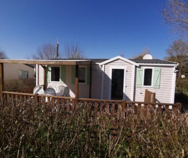 Devanture et terrasse en bois avec table et chaises du Mobilhome 6P 3CH Nature & Sport Ivry-La-Bataille