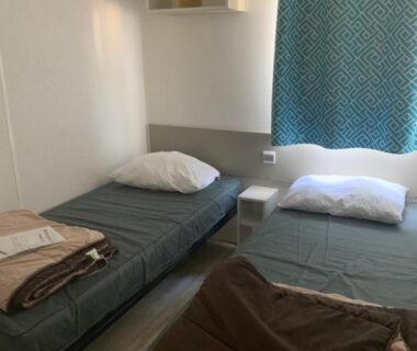 Chambre avec deux lits simples dans le Mobilhome 6pers Camping le Neptune Argeles sur mer