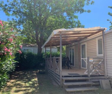 Terrasse ombragée avec pergola et chaises du mobilhome 6 pers Camping le Neptune Argeles sur mer