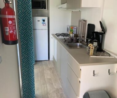 Cuisine équipée avec évier et réfrigérateur dans le Mobilhome 6pers Camping le Neptune Argeles sur mer