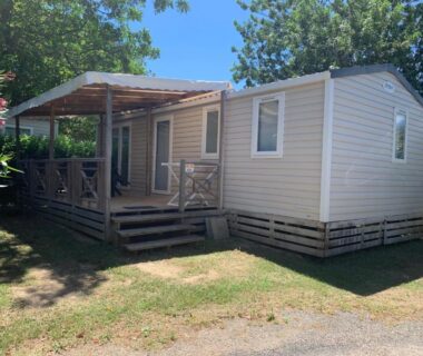 Terrasse ombragée et façade du mobilhome au Mobilhome 6pers du Camping le Neptune