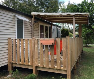 Terrasse en bois avec auvent et chaises du Mobilhome