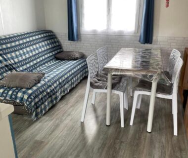 Séjour avec canapé et table à manger dans le Mobilhome