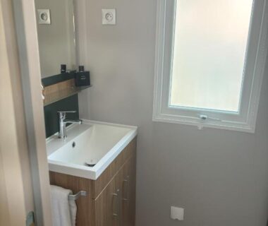 Salle de bains avec lavabo et fenêtre dans le Mobilhome 8 personnes au bord de l’Océan