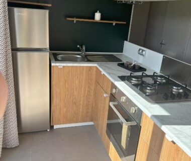 Cuisine équipée dans le mobilhome 8 personnes au bord de l'Océan