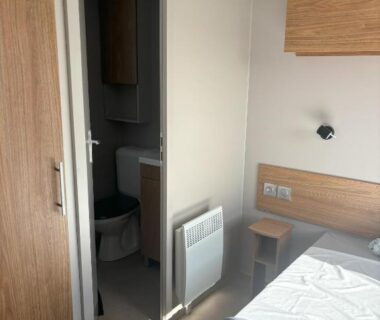 Chambre avec lit et salle d'eau dans le Mobilhome 8 personnes au bord de l'Océan