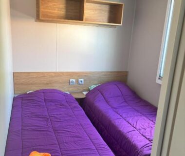 Chambre avec deux lits jumeaux et étagère dans le Mobilhome 8 personnes au bord de l'Océan