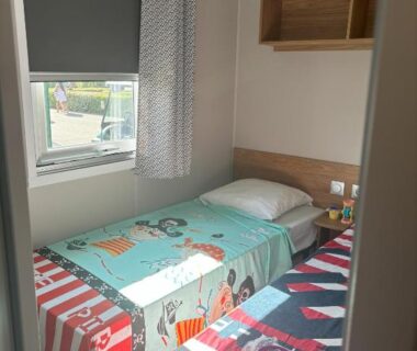 Chambre avec deux lits simples dans le Mobilhome 8 personnes au bord de l’Océan