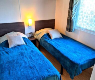 Chambre avec deux lits simples et lampe dans le Mobilhome Argèles Plage à 500m Camping DEL MAR