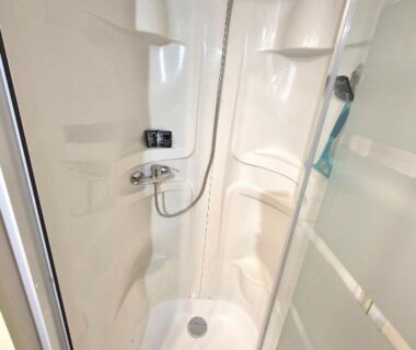 Cabine de douche compacte dans le Mobilhome Argèles Plage à 500m Camping DEL MAR