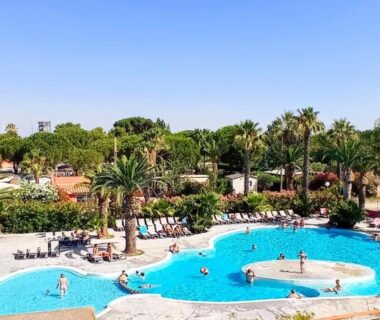 Piscine extérieure avec palmiers et transats au Mobilhome Argèles Plage à 500m Camping DEL MAR