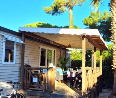 Terrasse en bois ombragée avec vélo et mobilier du Mobilhome Argèles Plage à 500m Camping DEL MAR